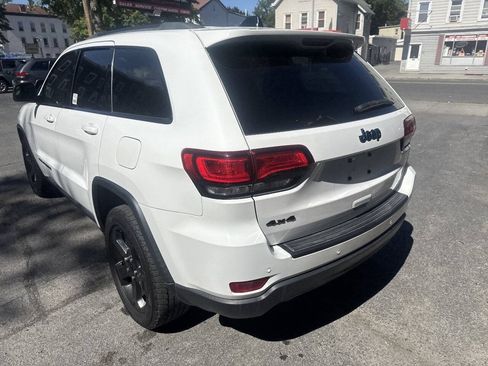 Used 2018 Jeep Grand Cherokee Laredo AWD/4WD image 9