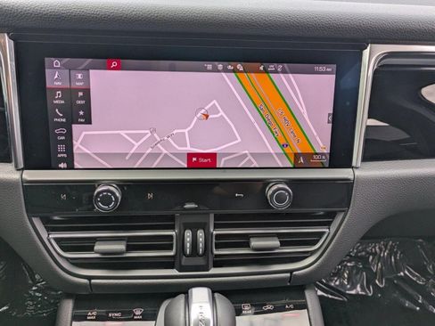 Certified 2025 Porsche Macan AWD/4WD image 18
