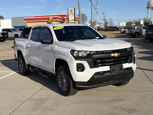 Used 2023 Chevrolet Colorado LT w/ LT Convenience Package image 3
