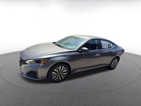 Used 2025 Nissan Altima 2.5 SV image 8