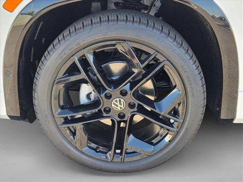 New 2026 Volkswagen Tiguan SE R-Line FWD image 10