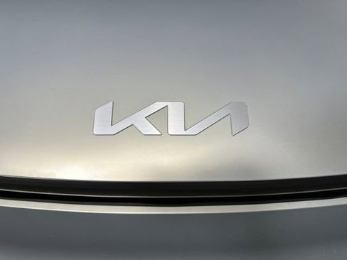 Used 2024 Kia EV9 Land image 9