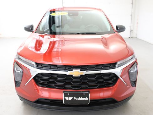 Used 2024 Chevrolet Trax LS FWD image 2