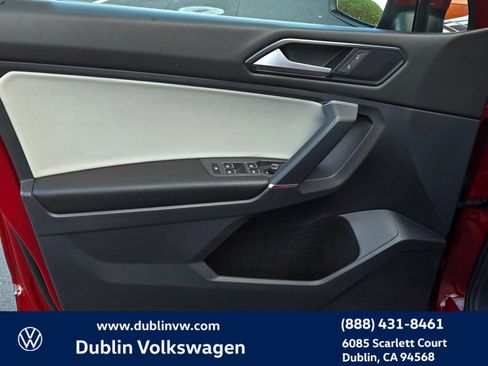 Used 2018 Volkswagen Tiguan SE w/ Panoramic Sunroof Package image 10