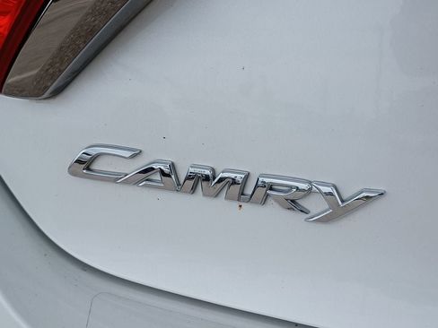 Used 2016 Toyota Camry SE w/ Moonroof Package FWD image 6