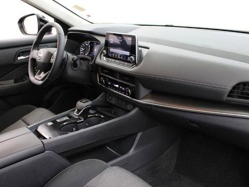 Certified 2026 Nissan Rogue SV FWD image 24