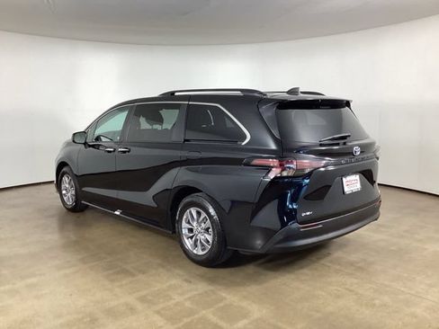 Used 2025 Toyota Sienna XLE FWD image 15