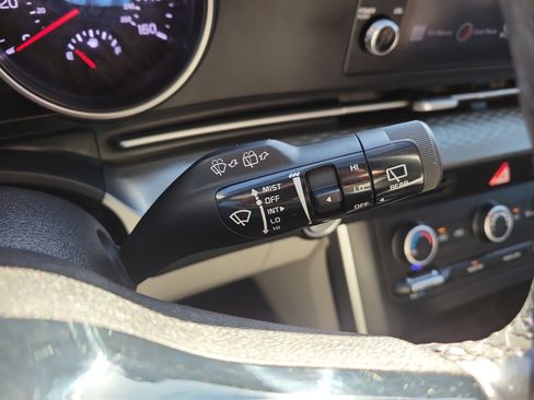 Used 2022 Kia Carnival LX image 30