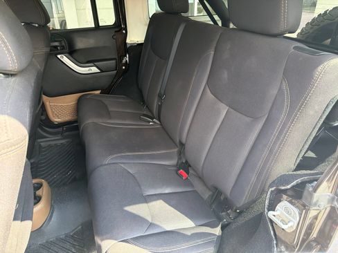 Used 2013 Jeep Wrangler Unlimited Sahara w/ Connectivity Group AWD/4WD image 8