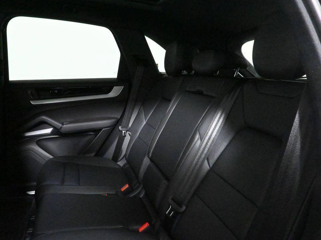 Used 2026 Porsche Cayenne AWD/4WD image 36