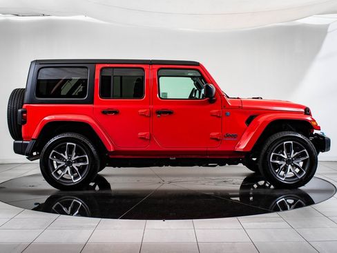 Used 2024 Jeep Wrangler Unlimited image 11