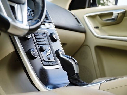 Used 2015 Volvo XC60 T5 Platinum image 13