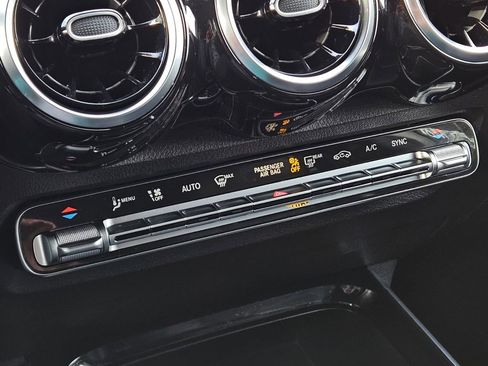 Certified 2021 Mercedes-Benz GLB 250 4MATIC image 20