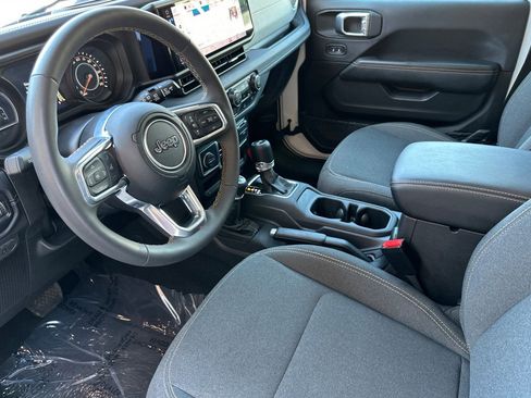 Used 2025 Jeep Wrangler Sahara image 10