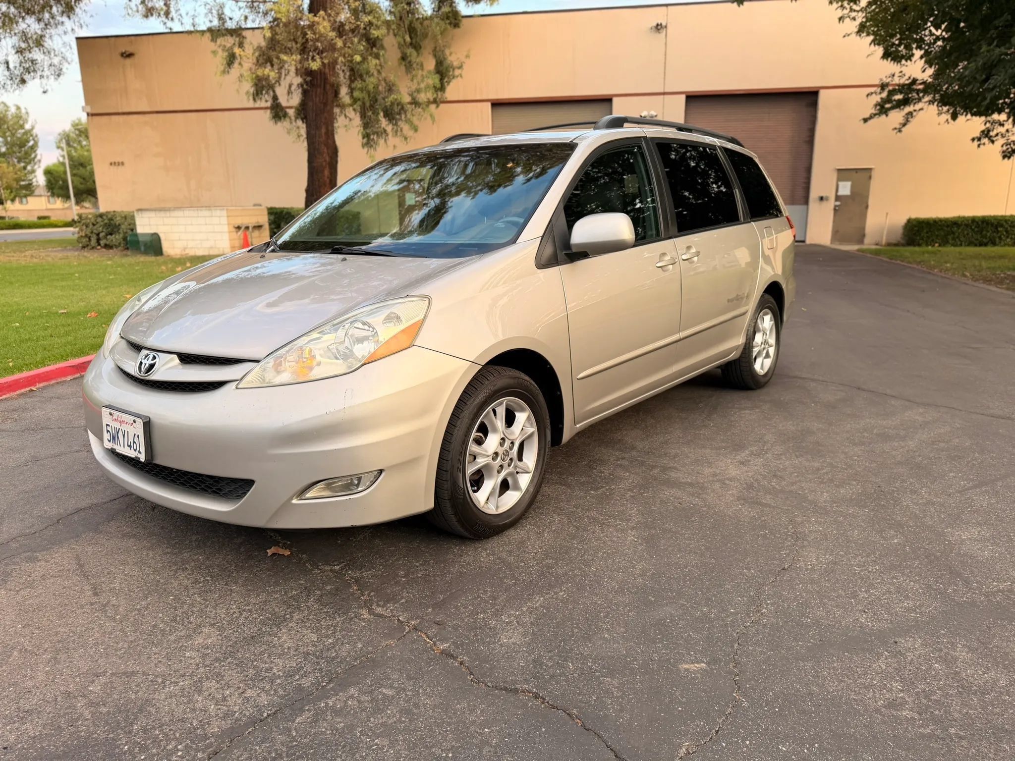 Used 2006 Toyota Sienna XLE w/ XLE Pkg 6 FWD image 3
