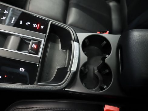 Certified 2022 Porsche Macan image 16