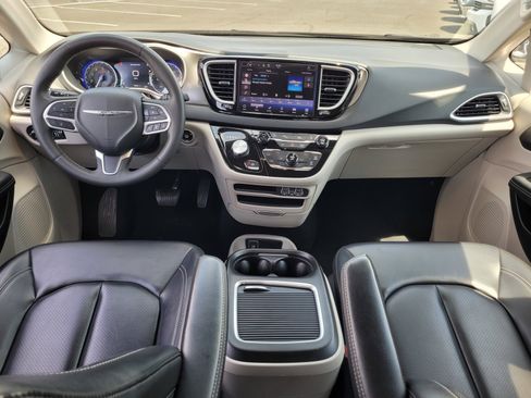 Used 2023 Chrysler Pacifica Touring-L FWD image 16