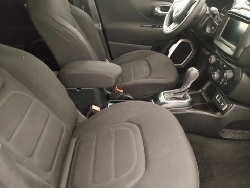 Used 2020 Jeep Renegade Latitude FWD image 21