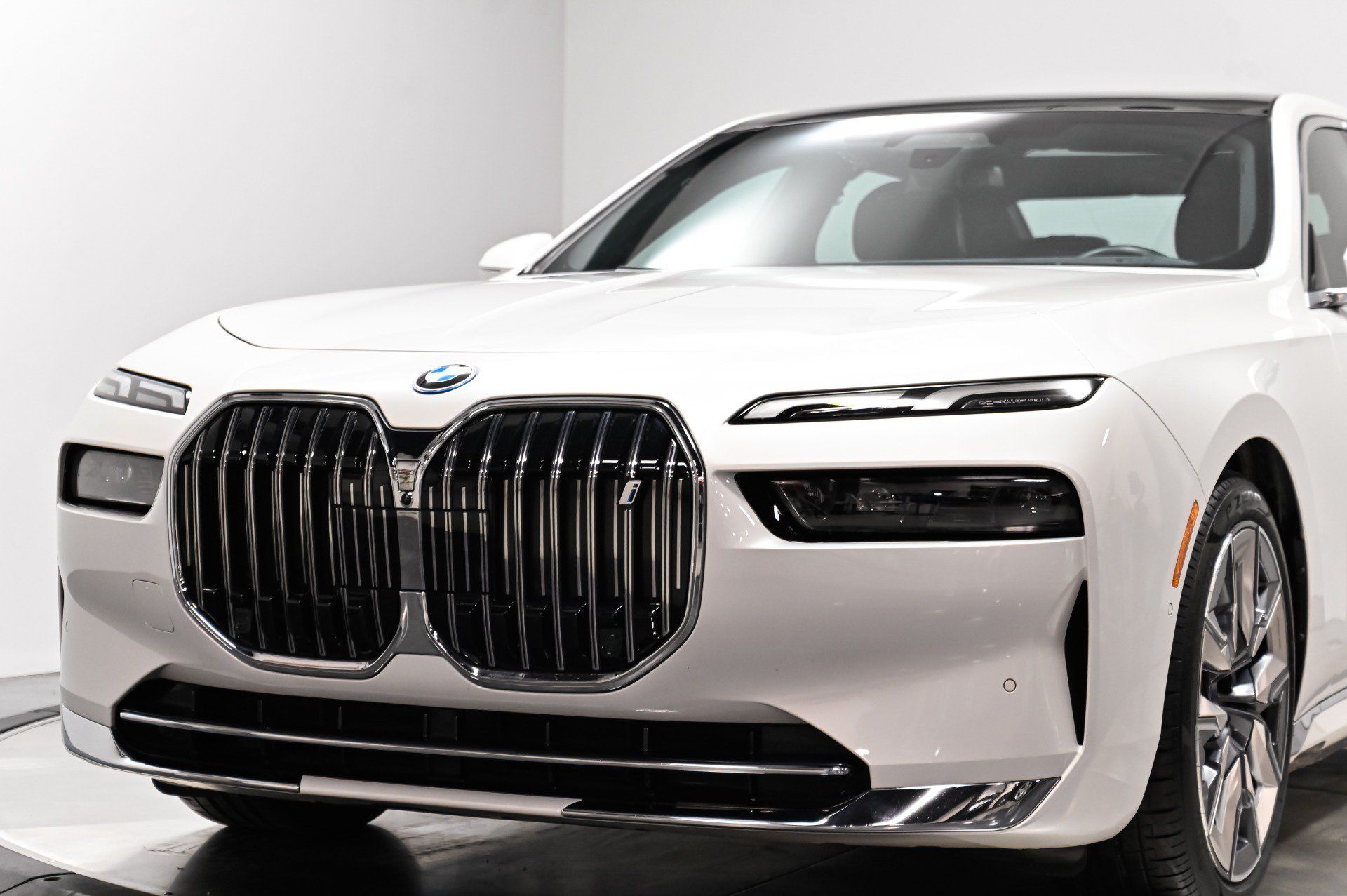 Used 2023 BMW i7 xDrive60 AWD/4WD image 41