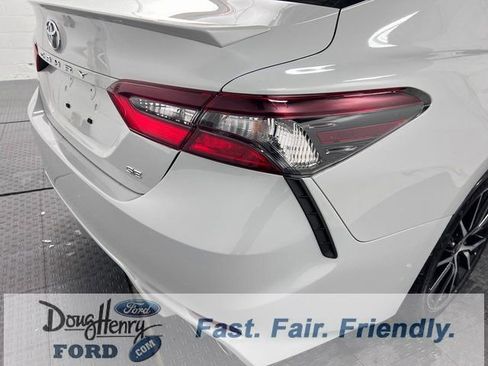 Used 2022 Toyota Camry SE w/ Convenience Package image 13