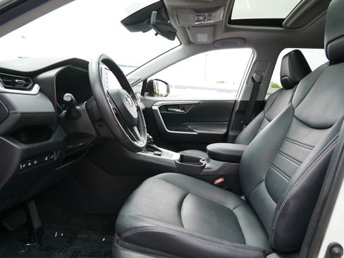Used 2021 Toyota RAV4 XLE Premium AWD/4WD image 31