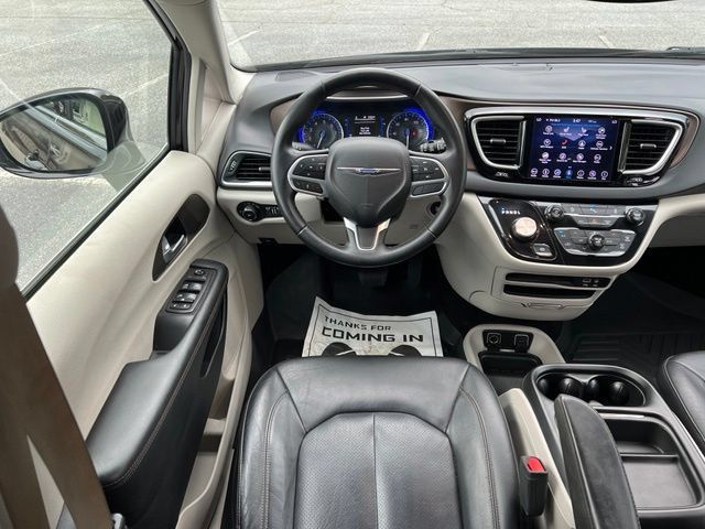 Used 2018 Chrysler Pacifica Touring-L FWD image 28