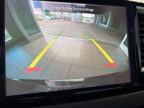 Used 2023 Chrysler Pacifica Touring-L FWD image 16