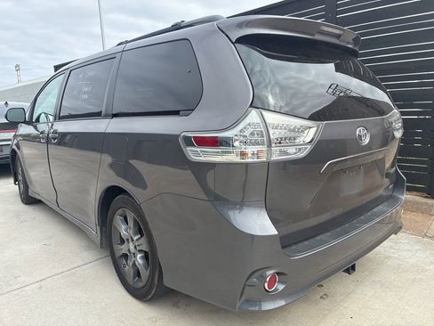 Used 2017 Toyota Sienna SE w/ SE Preferred Package image 6