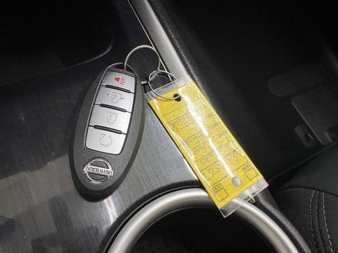 Used 2020 Nissan Pathfinder S image 28