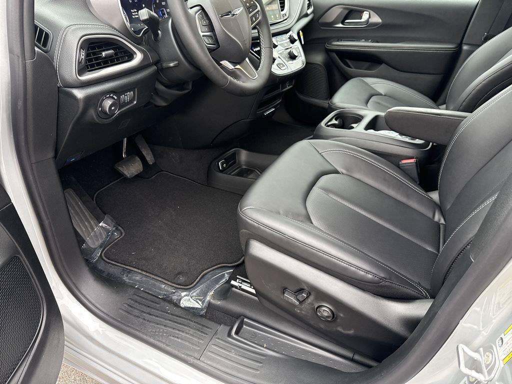 New 2026 Chrysler Pacifica Select FWD image 10