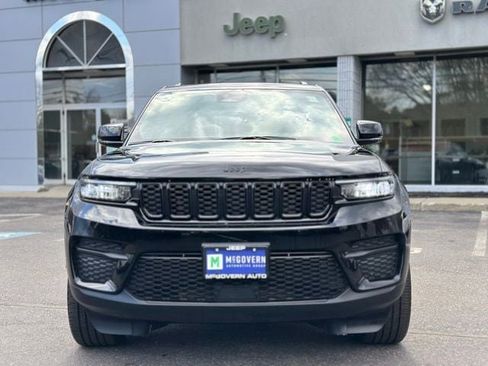 Used 2025 Jeep Grand Cherokee Altitude AWD/4WD image 9