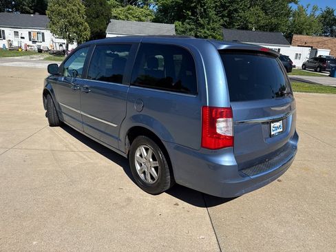 Used 2012 Chrysler Town & Country Touring FWD image 8