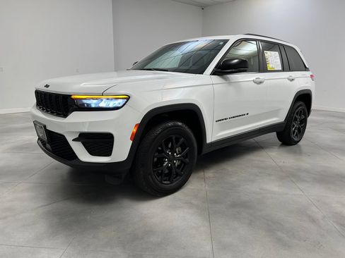 Used 2025 Jeep Grand Cherokee Altitude AWD/4WD image 4