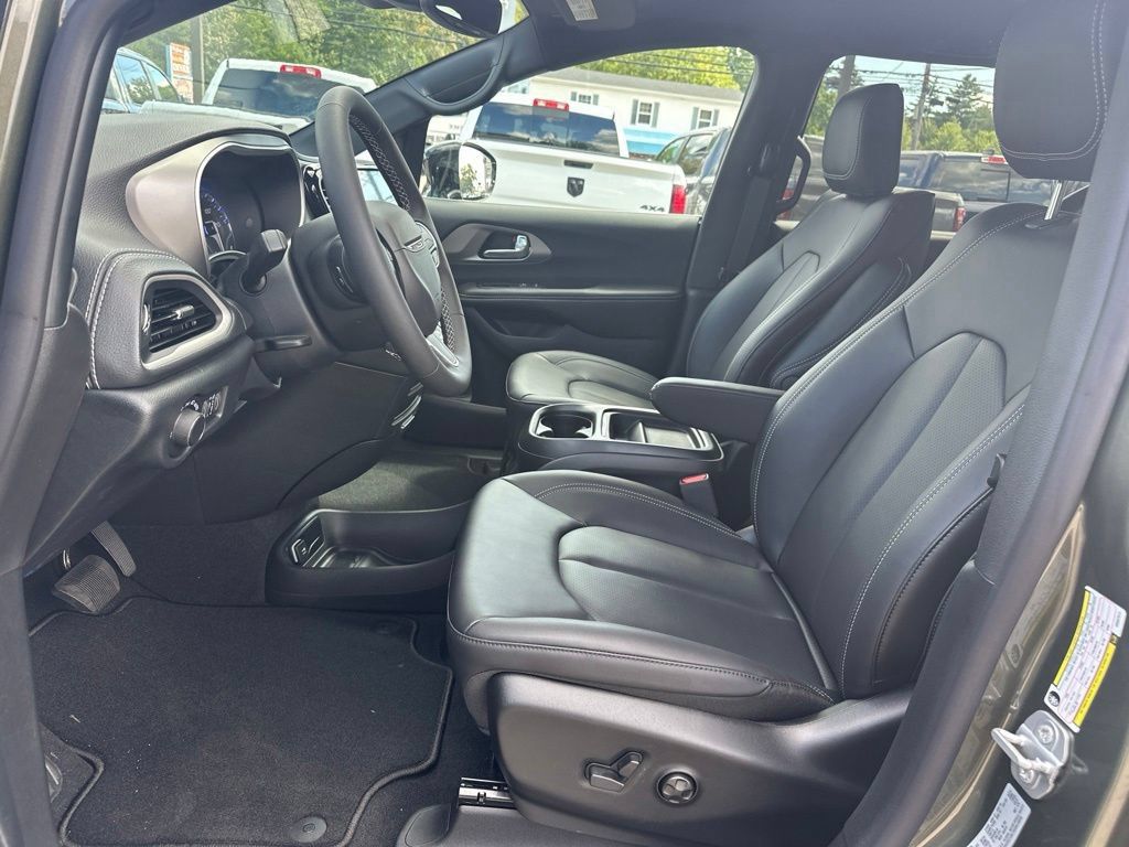 New 2027 Chrysler Pacifica Select AWD/4WD image 9