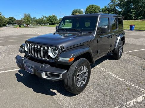Used 2025 Jeep Wrangler Unlimited Sahara AWD/4WD image 5