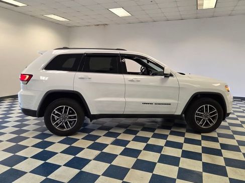 Used 2020 Jeep Grand Cherokee Laredo w/ 18" Wheel & 8.4" Radio Group AWD/4WD image 9
