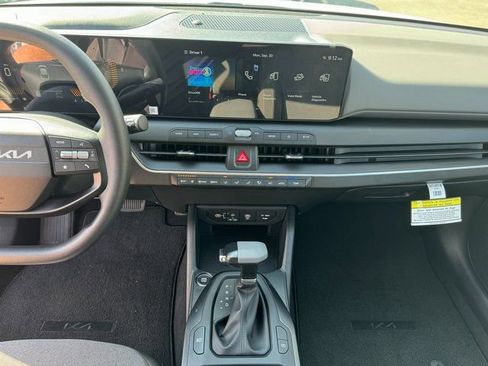 New 2025 Kia K4 LXS image 17