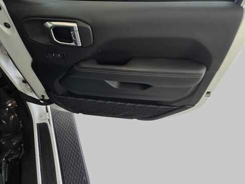 Used 2021 Jeep Gladiator Overland image 28