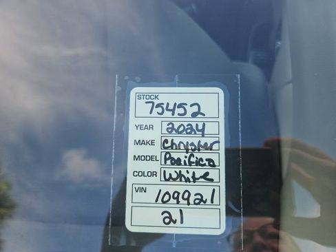 Used 2024 Chrysler Pacifica Touring-L FWD image 34