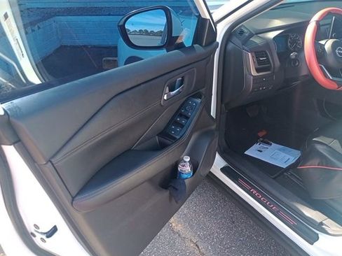 Used 2024 Nissan Rogue SV w/ SV Premium Package image 28