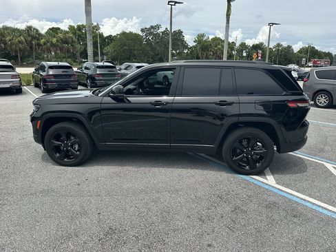 Used 2024 Jeep Grand Cherokee Altitude AWD/4WD image 14