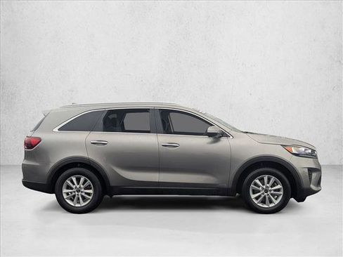 Used 2019 Kia Sorento LX w/ LX Convenience Package image 4