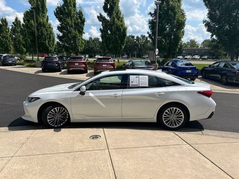 Used 2019 Toyota Avalon Limited w/ Advanced Safety Package FWD image 4