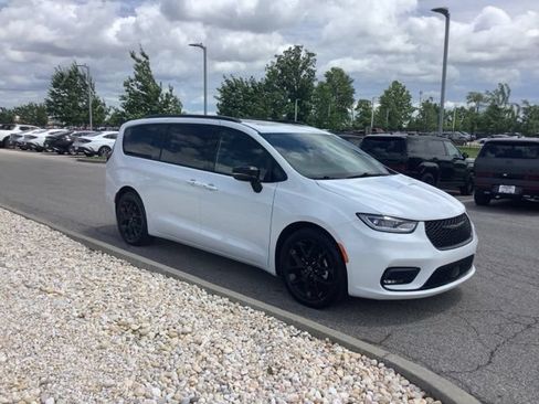 Used 2025 Chrysler Pacifica Limited FWD image 7