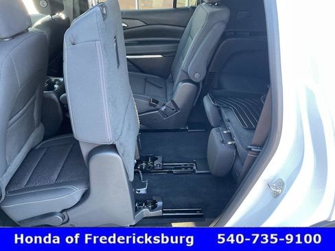 Used 2025 Chevrolet Traverse LT w/ Enhanced Driving Package FWD image 31