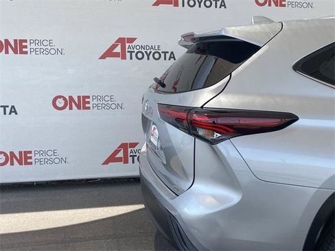 Certified 2024 Toyota Highlander XLE FWD image 8