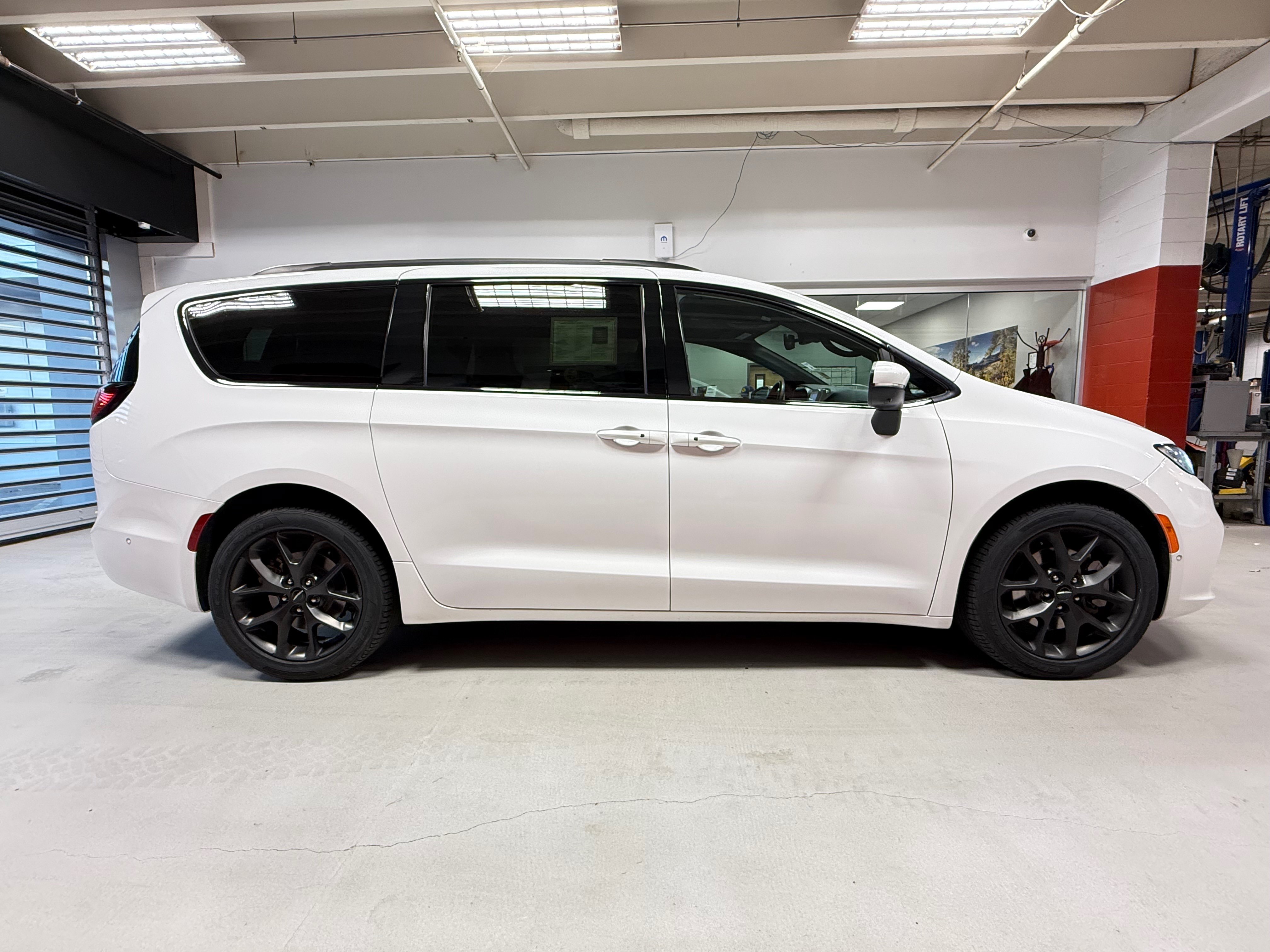 Certified 2023 Chrysler Pacifica Touring-L w/ Uconnect Theater Family Group AWD/4WD image 11