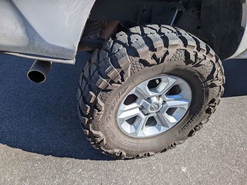 Used 2017 Toyota Tacoma SR w/ Tow Package AWD/4WD image 10