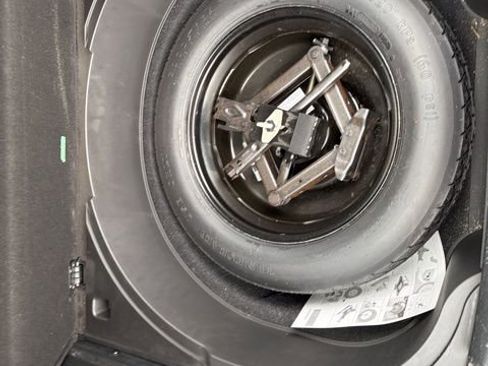 Used 2018 Jeep Cherokee Latitude Plus w/ Comfort/Convenience Group image 12