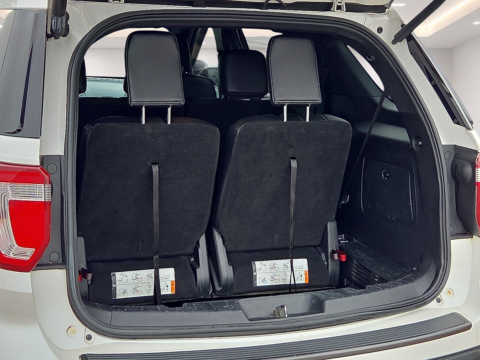Used 2018 Ford Explorer XLT w/ Equipment Group 202A FWD image 8